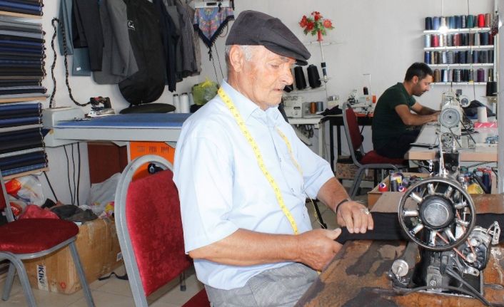 70 yıldır terzilik mesleğini sürdürüyor