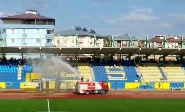 Ağrı’da sıcaktan bunalan taraftarı itfaiye serinletti