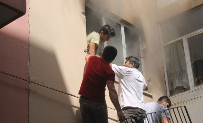 Apartmana tırmanıp korkuluğu kıran esnaf, yangında mahsur kalan öğrenciyi kurtardı