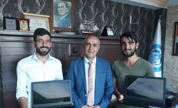Başkan Ensari, tıp fakültesini kazanan iki öğrenciye laptop hediye etti