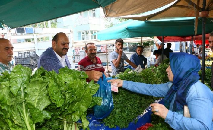 Başkan Orhan tezgaha geçti vatandaşlara satış yaptı