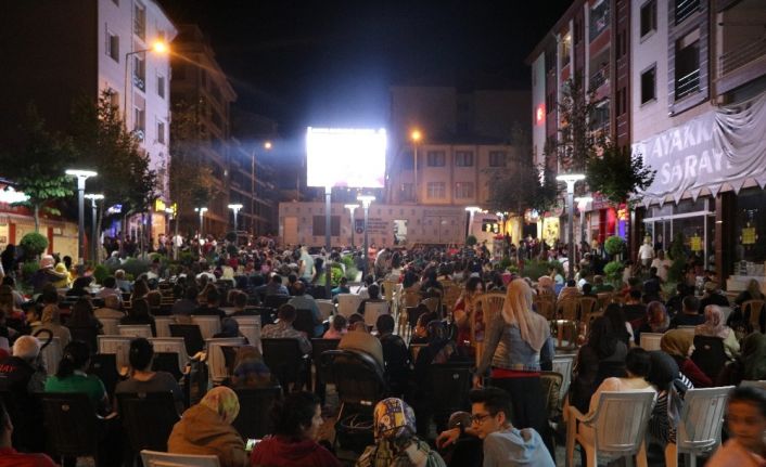 Başkentlilerin içini ısıtan filmlerle “açık hava sinema günleri” devam ediyor