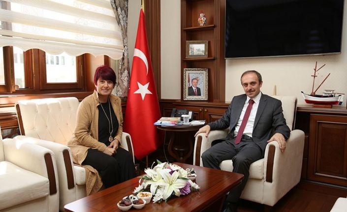 Bayburt Vakfı Kadın Kolları Başkanı Dölek, Vali Cüneyt Epcim’i ziyaret etti