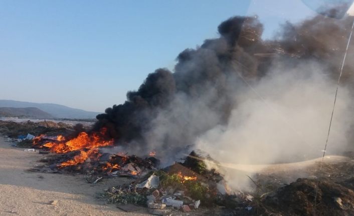 Burhaniye’de çöplük yangını korkuttu
