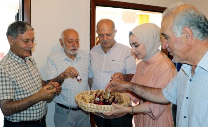 Diyetisyen ofisinin açılışında davetlilere sirke ve organik yiyecekler ikram etti