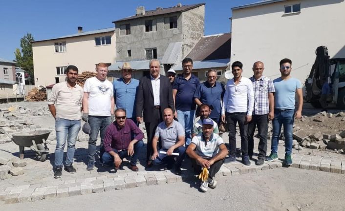 Eleşkirt’te memur ve işçiler parke taşı döşeme çalışmalarına katıldılar