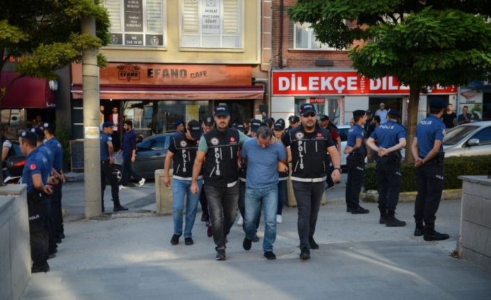 Eskişehir merkezli 3 ilde yapılan uyuşturucu operasyonunda yakalanan şüpheliler adliyede