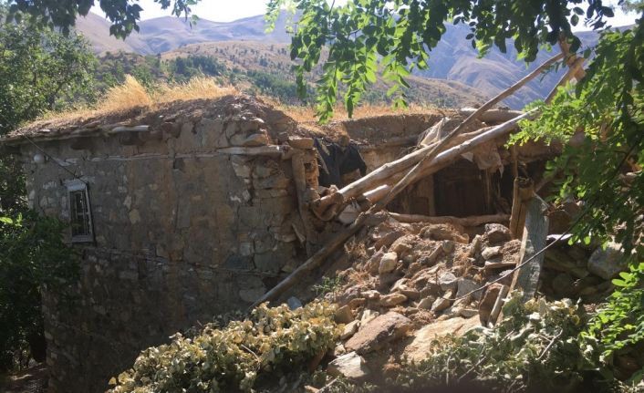 Evleri yıkılan aile yetkililerden yardım bekliyor