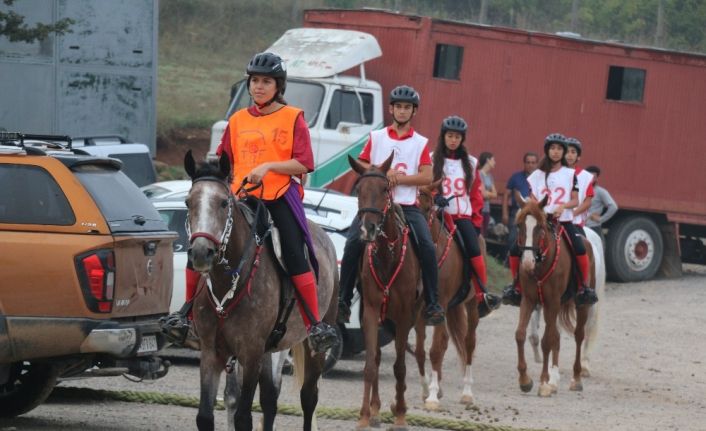 Genç biniciler milli takım aday kadro seçmelerini usulsüzlük yapıldığı iddiasıyla protesto etti