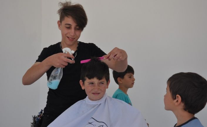 Gönüllü kuaförler bayram öncesi çocuklara öyle bir jest yaptı ki