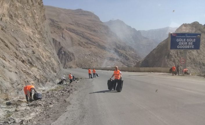 Hakkari-Van karayolu çöplerden arındırıldı
