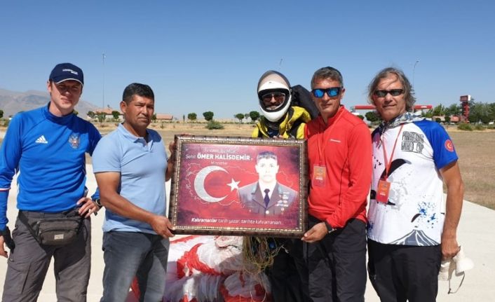 Hasan Dağ’ından uçan paraşütçüler Ömer Halisdemir’in mezarını ziyaret etti