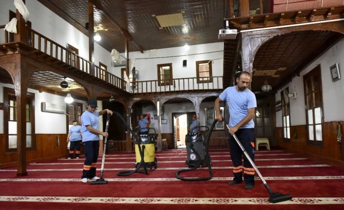 İbadethaneler bayram için temizlendi