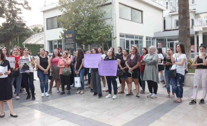 Kadına yönelik şiddeti oturma eylemi yaparak protesto ettiler