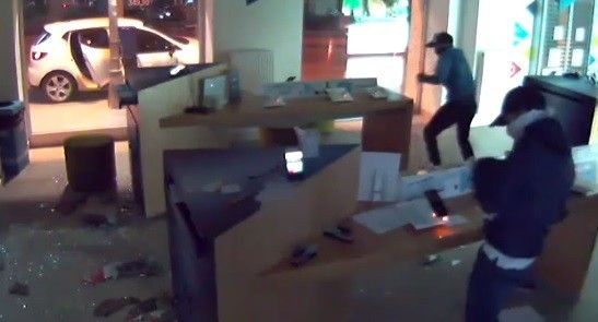 Kaldırım taşı ile 40 saniyede 80 bin TL’lik vurgun yapan hırsızlar kamerada