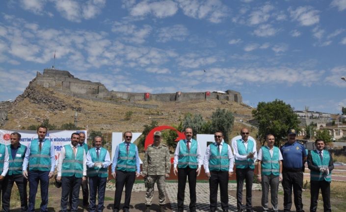 Kars’ta denetimli serbestlik yükümlülerinden çevre temizliği