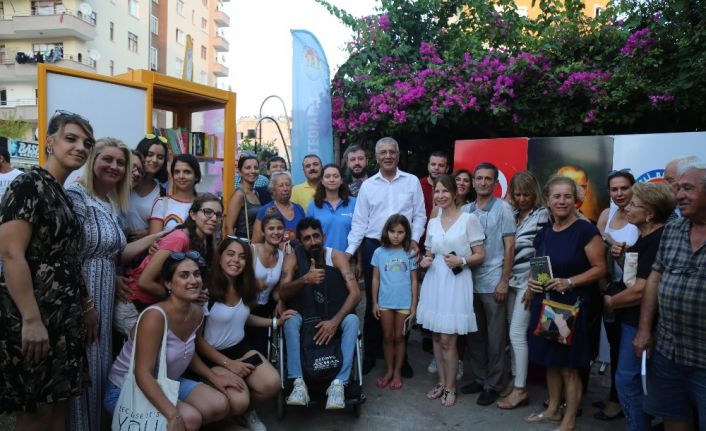 Kütüphane sokağa indi