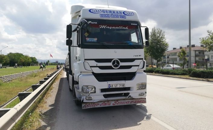 Önce bariyerlere çarpan otomobil ters dönüp TIR ile kafa kafaya çarpıştı