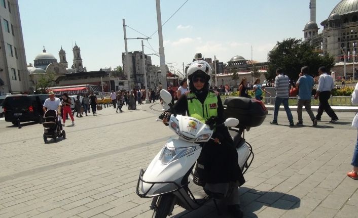 (Özel) 4 çocuk annesi motosikletli kurye görenleri hayrete düşürüyor