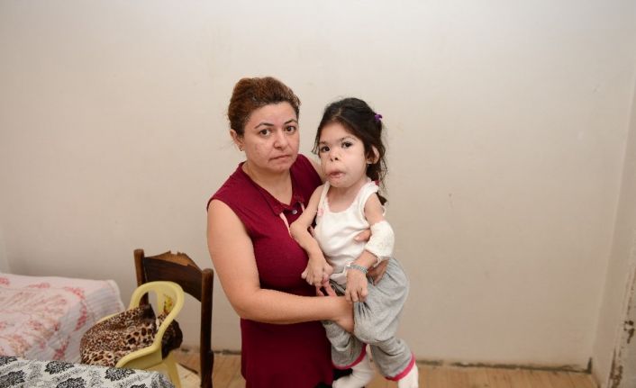 (ÖZEL) Maddi imkansızlıklar yüzünden iyileşemeyen 14 yaşındaki Zarife, yardım bekliyor