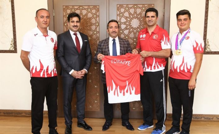 Şampiyonlardan Vali Ali Mantı’ya ziyaret