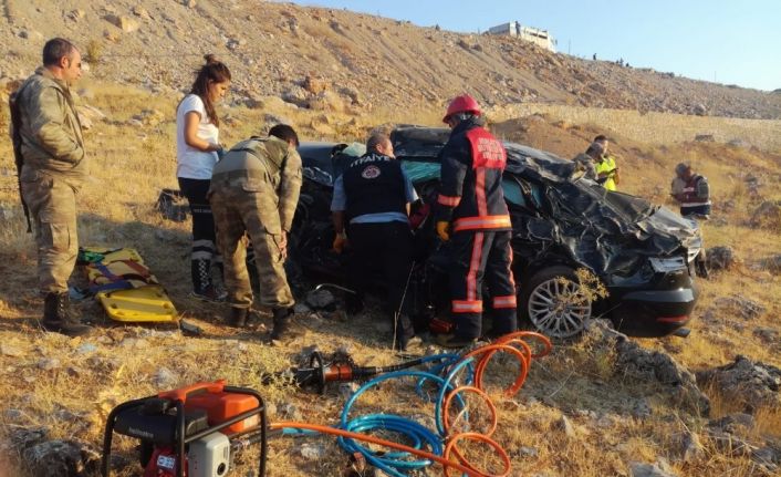 Şarampole yuvarlanan araçtaki 3 kişi yaralandı