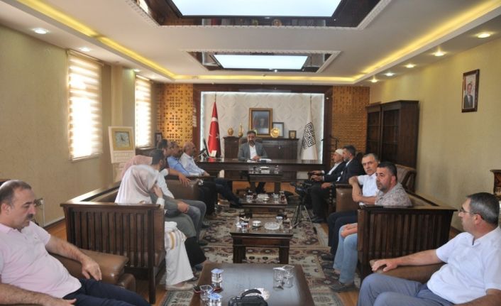 Tebrikleri kabul eden yeni rektör, hediye yerine öğrenciye burs istedi