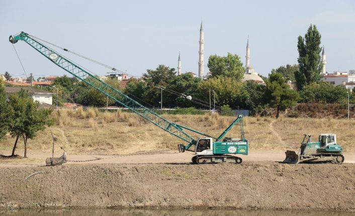 Tunca Nehri’nin yatağında temizlik çalışması