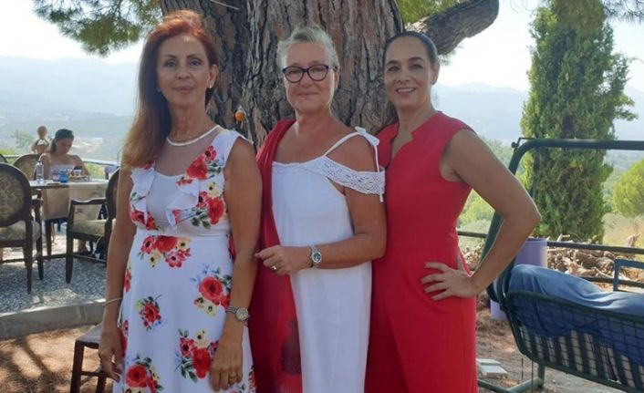 Üç Avrupa Güzeli, 34 yıl sonra Kuşadası’nda bir araya geldi, kadın hakları için açıklama yaptı
