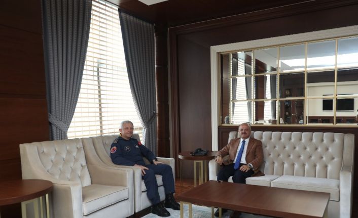 Vali Çakacak, görev yeri değişen Hava Korgeneral Mehmet Özlü’yü ziyaret etti