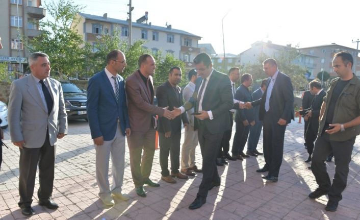 Vali Memiş, 2 kişinin hayatını kaybettiği kavganın ardından Horasan’da incelemelerde bulundu