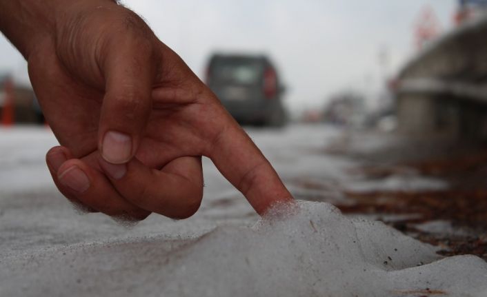 Yolu dökülen sabun yağmur yağınca köpürdü, beyaza bürünen yolu gören şaşkınlığını gizleyemedi