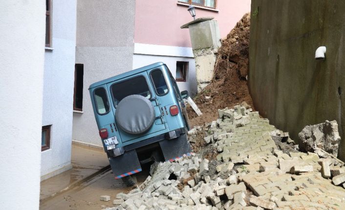 4 bin 500 ton toprak taşındı, istinat duvarının altında kalan araçlara hala ulaşılamadı