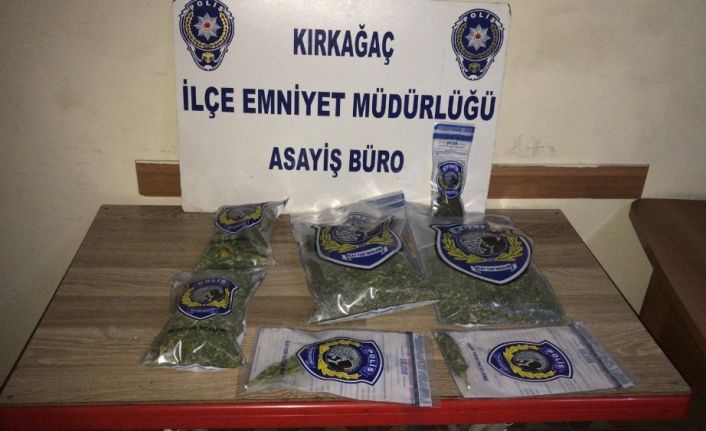 4 kilo esrarla yakalandılar