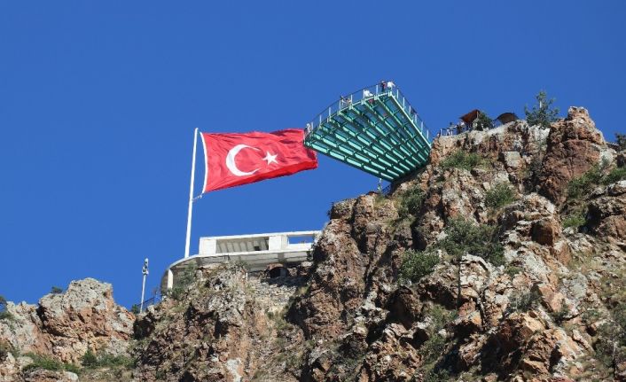 Adrenalin tutkunları Torul Kalesi Cam Seyir Terası’na akın ediyor