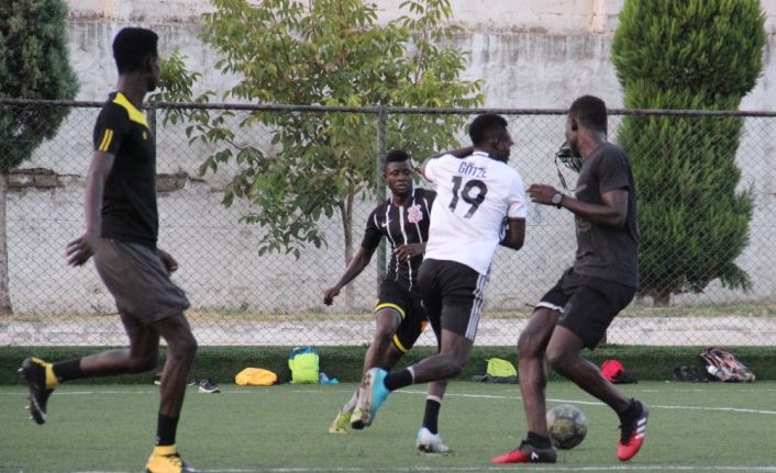 Afrika değil Aydın, mahalle takımı kuran siyahi gençler futbolun keyfini çıkarıyor