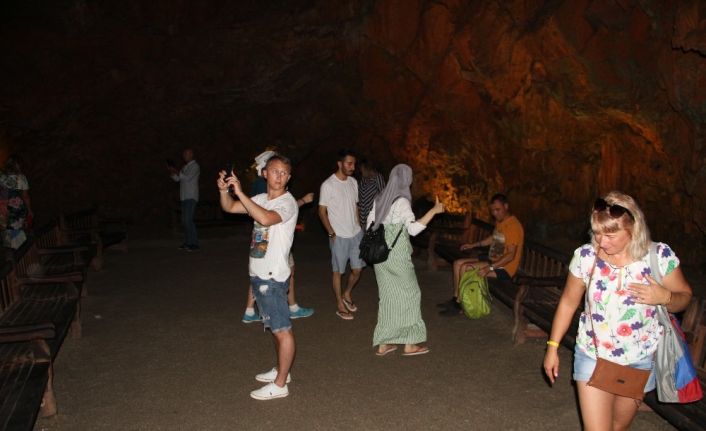 Astım hastalarının şifa kaynağı mağara yerli ve yabancı turistlerin akınına uğruyor