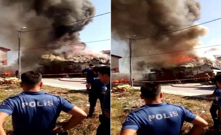 Avcılar Yeşilkent Mahallesi’nde bulunan iki gecekonduda yangın çıktı. Olay yerine itfaiye ekipleri sevk edildi. Yangının çocukların oyunu sırasında çaktığı öğrenildi. İtfaiyenin yangına müdahalesi sürüyor.