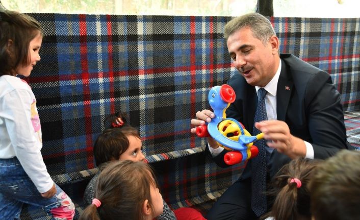 Başkan amcalarıyla şarkı söylediler, oyun oynadılar