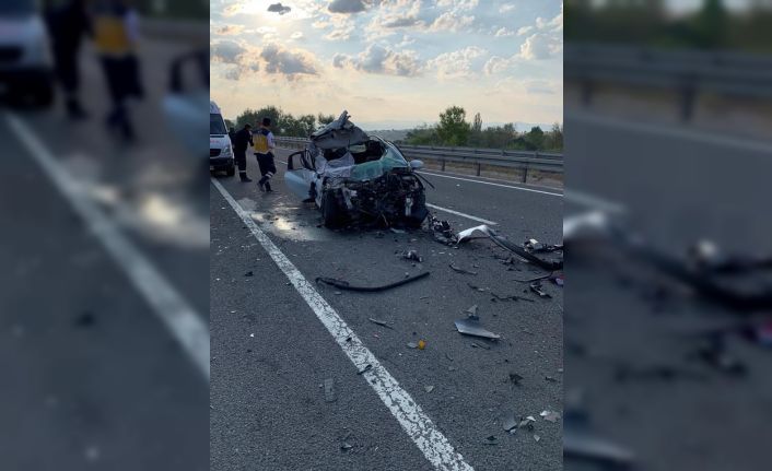 Bolu’da tıra arkadan çarpan otomobil hurdaya döndü: 2 ölü, 1 yaralı