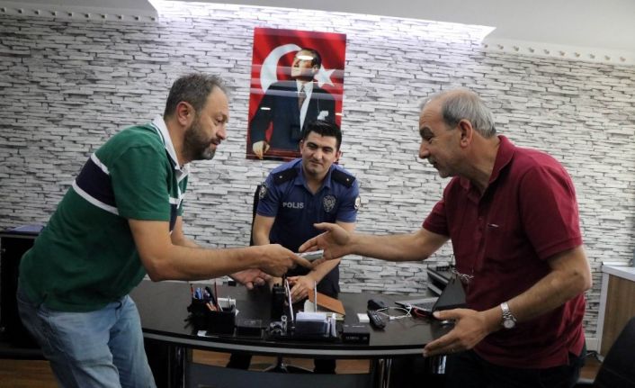 Çalıştığı dükkanda bulduğu 10 bin doları sahibine teslim etti