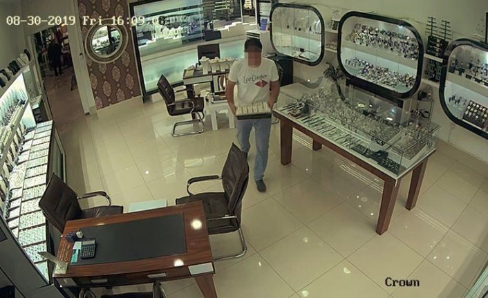 Çalıştığı kuyumcudan 78 parça mücevherle kaçtı, 68 parça mücevherle yakalandı