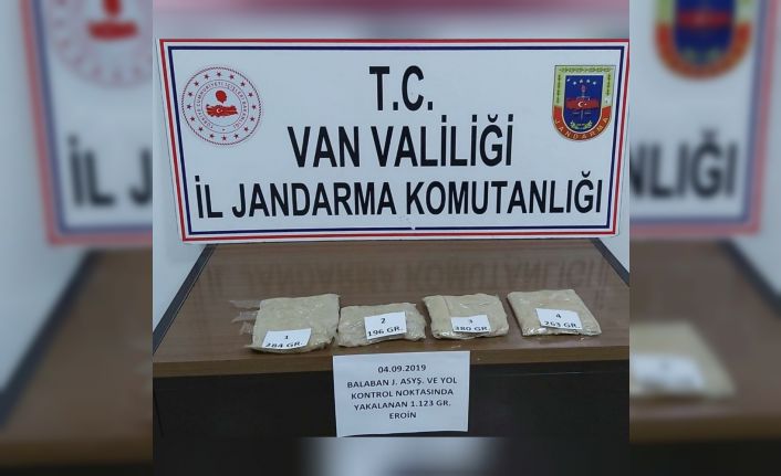 Cesur tepki verdi aramada 1 kilo 123 gram eroin ele geçirildi