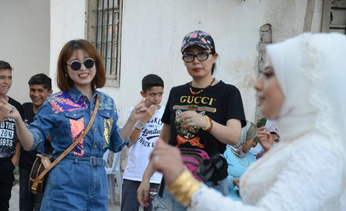 Çinli turist kafilesi, Kırşehir’de yöresel düğüne katılıp, Türk yemeklerini tattı