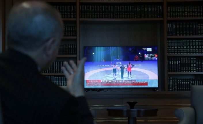 Cumhurbaşkanı Erdoğan: "Dünya Güreş Şampiyonası’nda 4. kez altın madalya kazanarak bizleri bir kez daha gururlandıran Milli güreşçimiz Rıza Kayaalp’i gönülden tebrik ediyorum."