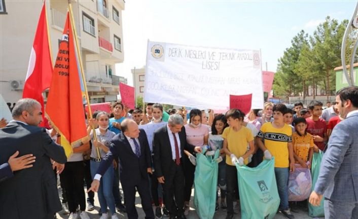 Derik’te öğrenciler çevreye dikkat çekti