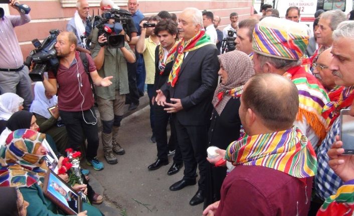 Diyarbakır’da HDP il binası önünde oturma eylemi yapan ailelere destek ziyaretleri sürüyor