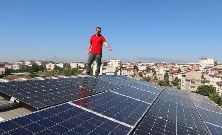 Evinin çatısında ürettiği elektriği dağıtım şirketlerine satıyor