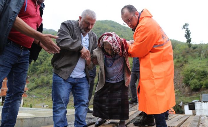 Evlerinin önü balçıkla dolunca evlerinde mahsur kalan vatandaşlar AFAD ekipleri tarafından kurtarıldı