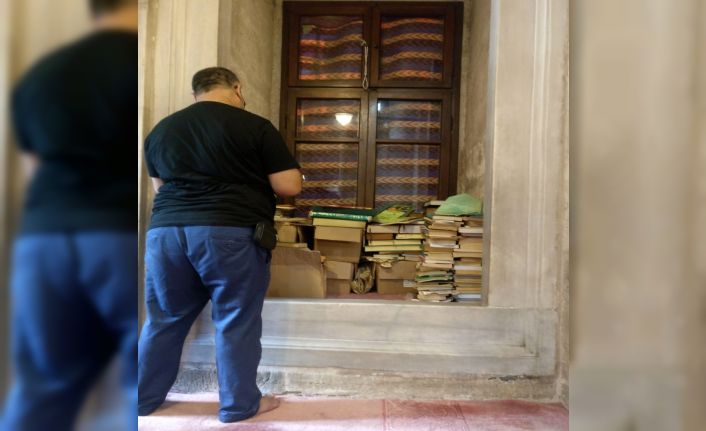 Eyüp Sultan Camisi’nde Kur’an-ı Kerim ve ilmihal kitaplarının yere bırakılmasına tepki